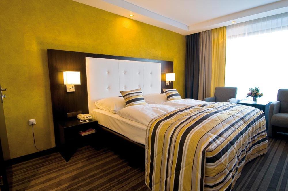 Hotel Moers Van Der Valk Bagian luar foto