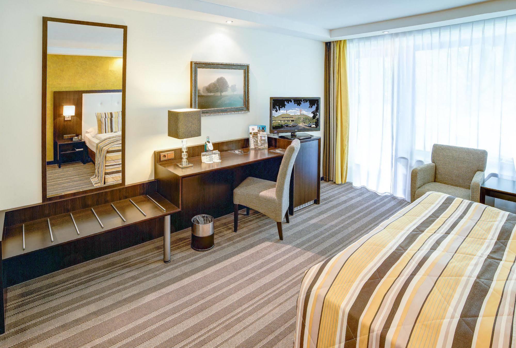 Hotel Moers Van Der Valk Bagian luar foto