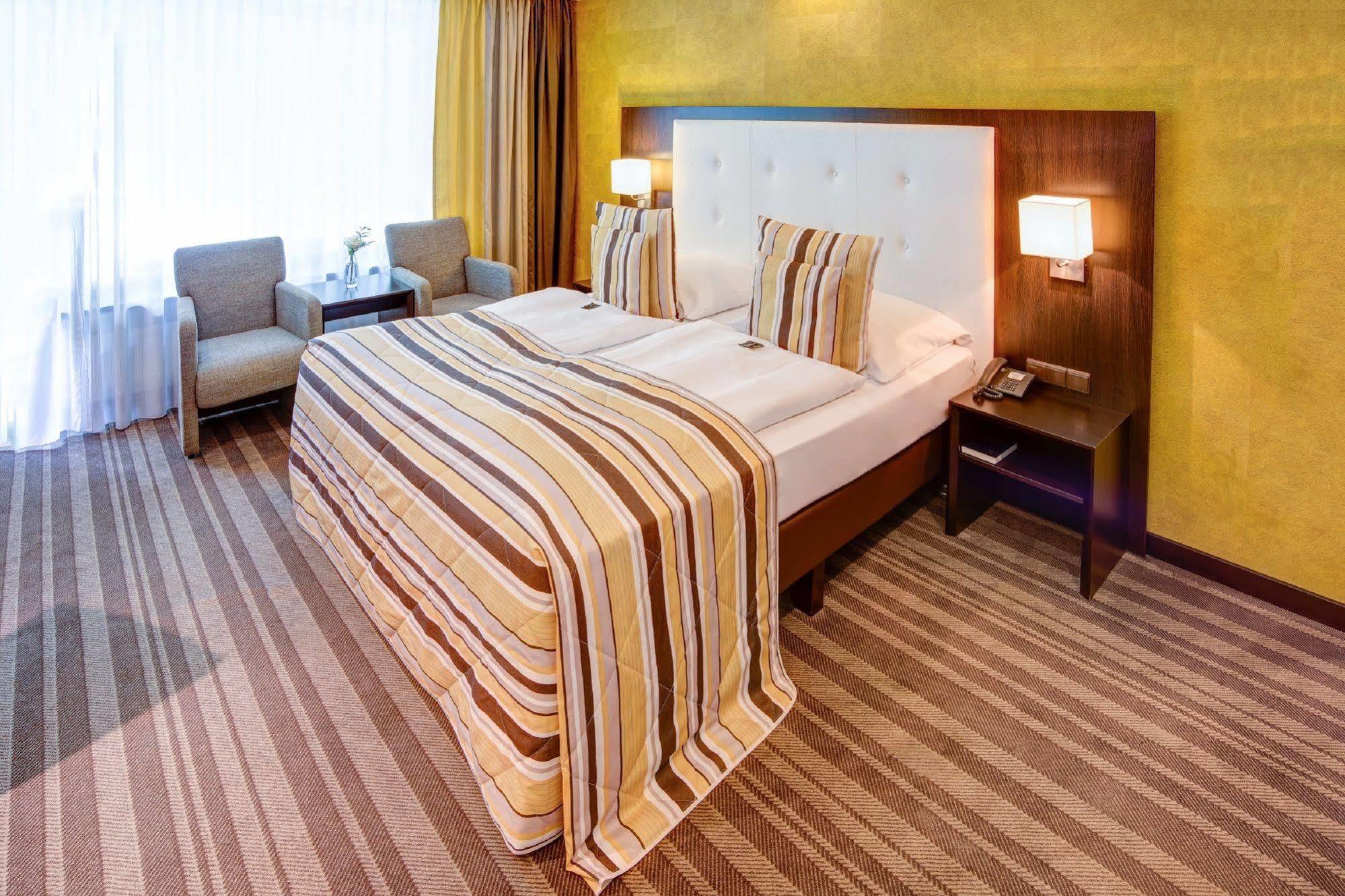 Hotel Moers Van Der Valk Bagian luar foto