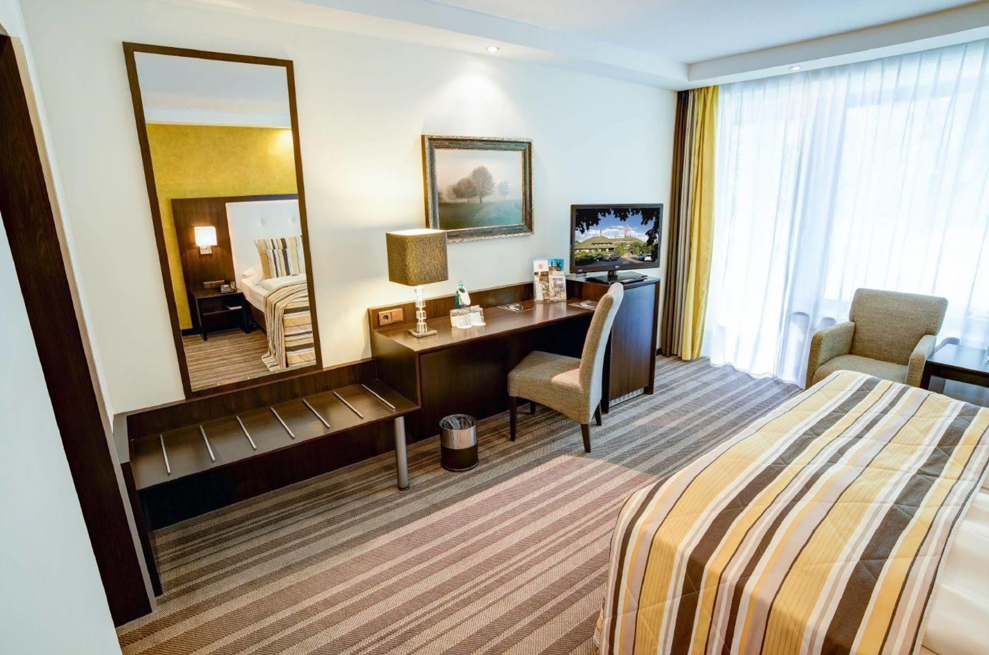 Hotel Moers Van Der Valk Bagian luar foto