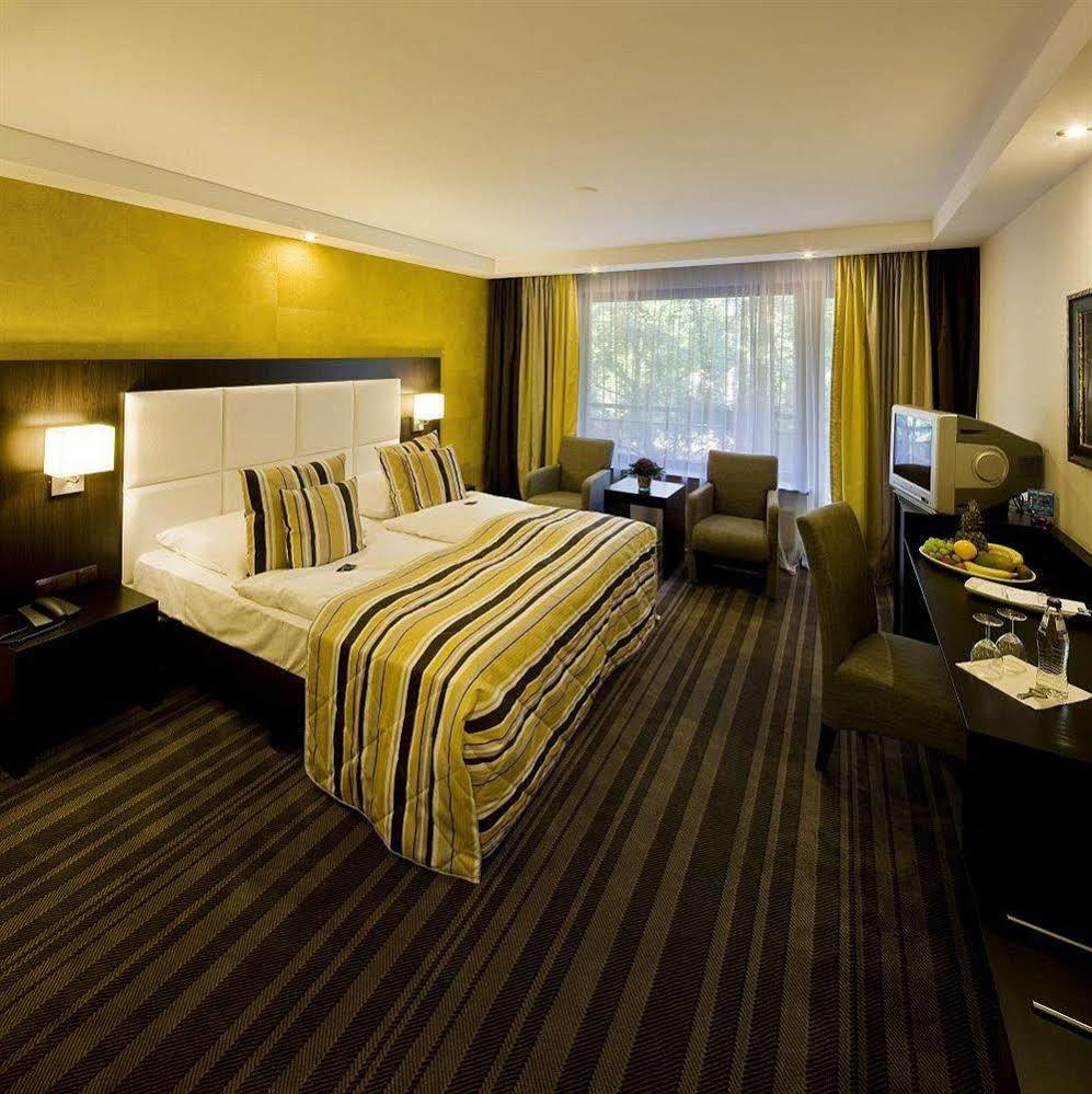 Hotel Moers Van Der Valk Bagian luar foto